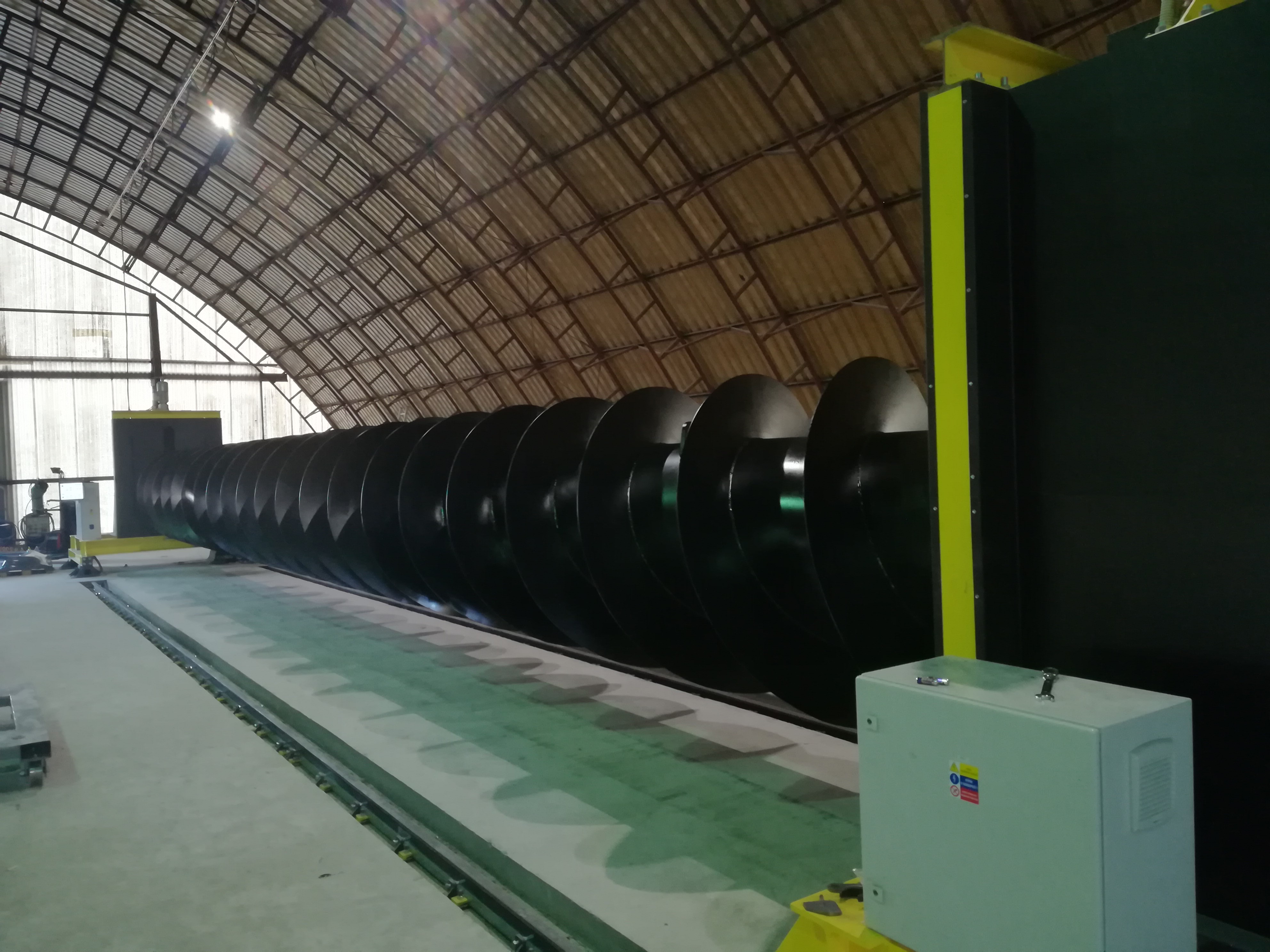 Obr. 2 Ukázka z výroby Archimédova šroubu pro čerpání odpadních vod, RSC 2250x12446 s maximální hltnosti 1500 l/s (zdroj Rovina stavební, a.s.) Obr. 2 Ukázka z výroby Archimédova šroubu pro čerpání odpadních vod, RSC 2250x12446 s maximální hltnosti 1500 l/s (zdroj Rovina stavební, a.s.)