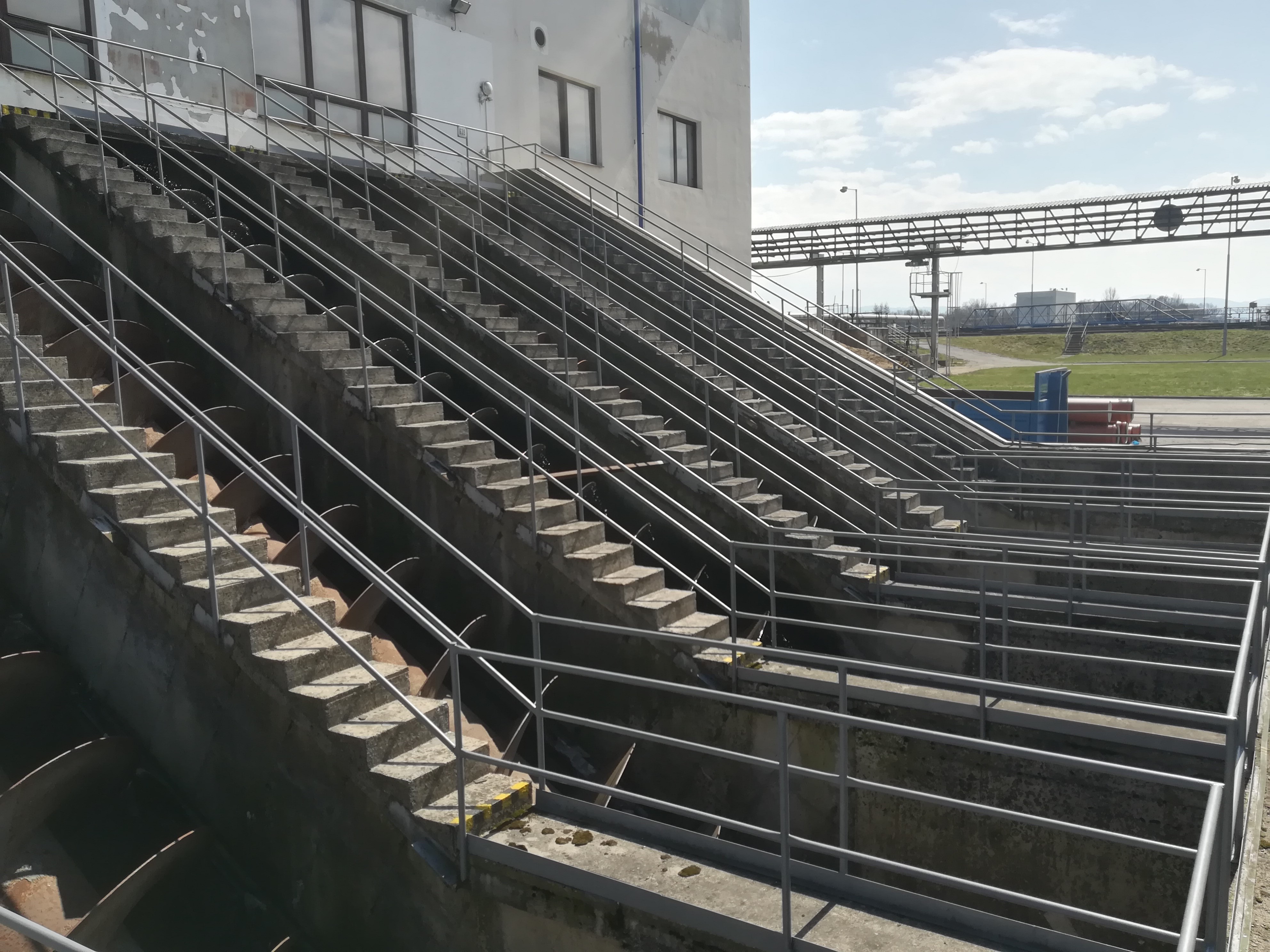 Obr. 3 Ukázka Archimédova šroubu jako součást čerpací stanice odpadních vod na ČOV, RSC 2250x12346 s maximální hltností 1500 l/s (zdroj Rovina stavební, a.s.) Obr. 3 Ukázka Archimédova šroubu jako součást čerpací stanice odpadních vod na ČOV, RSC 2250x12346 s maximální hltností 1500 l/s (zdroj Rovina stavební, a.s.)