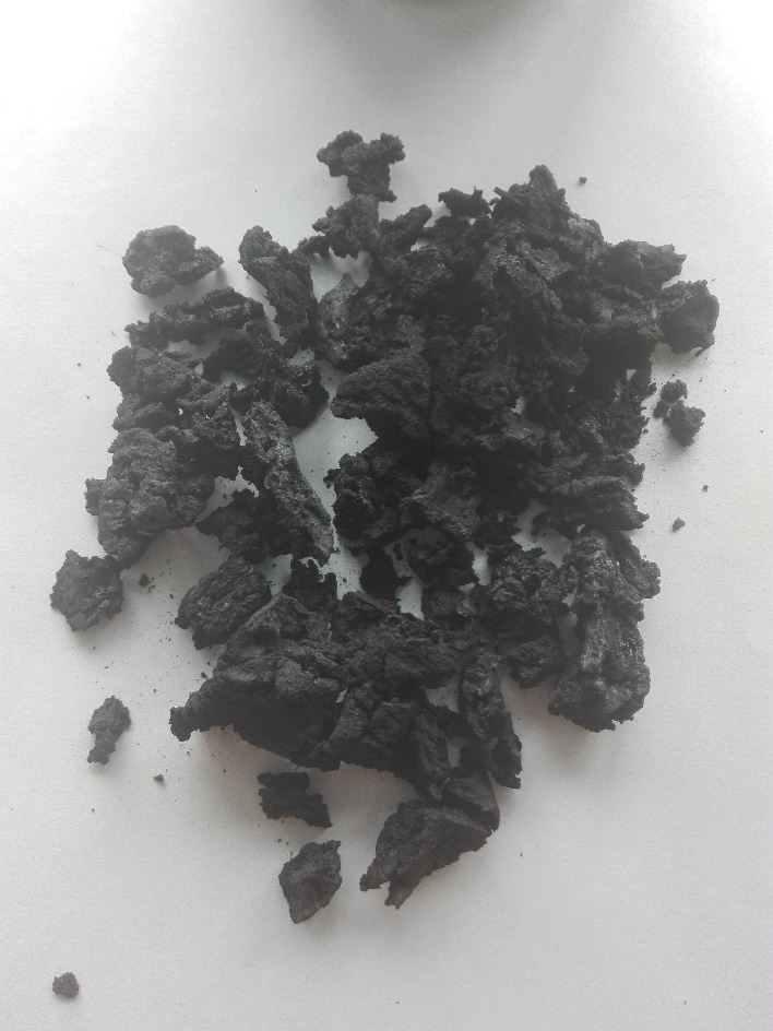 Obr. 2 Hrudkovitý pevný uhlíkatý produkt (biochar) po MT Obr. 2 Hrudkovitý pevný uhlíkatý produkt (biochar) po MT